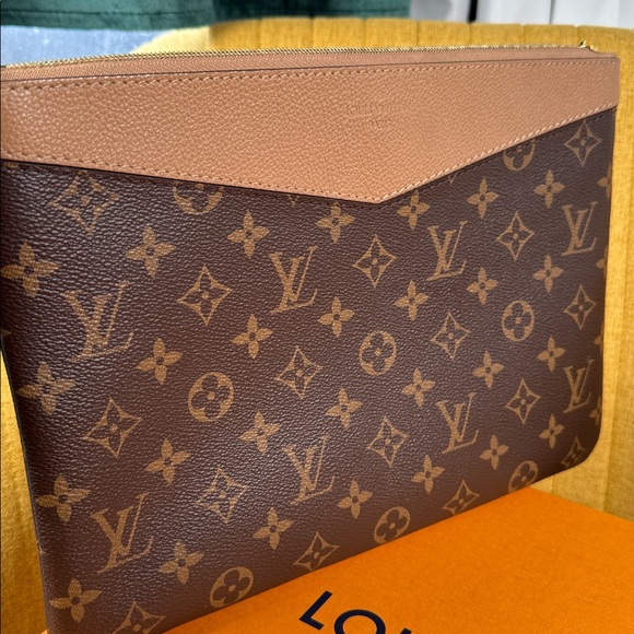 LOUIS VUITTON
Monogram Daily Pouch Sesame - Picture 16 of 16